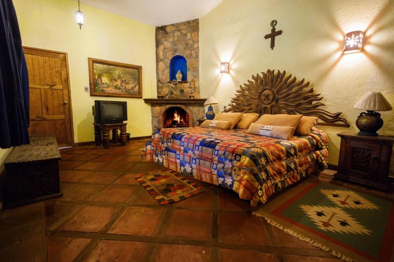 Lago Sol Hotel & Suites Tzintzuntzan Екстер'єр фото
